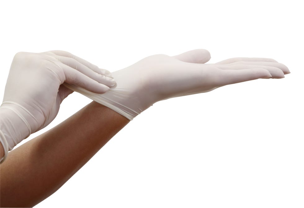 Manos protegidas con unos guantes de látex