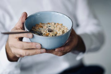 hombre con un bowl de desayuno