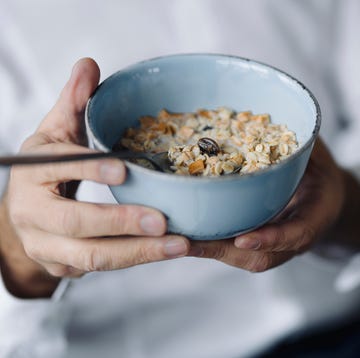 hombre con un bowl de desayuno hombre con un bowl de desayuno