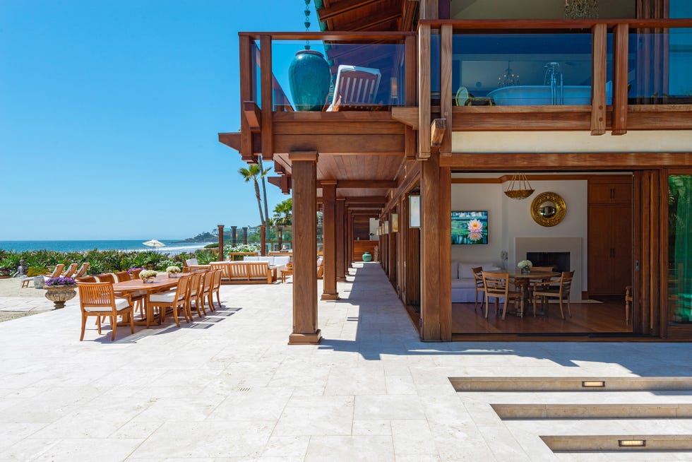 terraza con comedor y zona de asientos