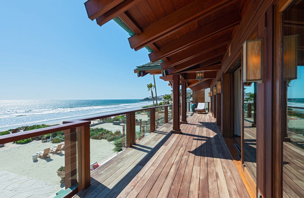 terraza con entarimado de madera y vistas al mar