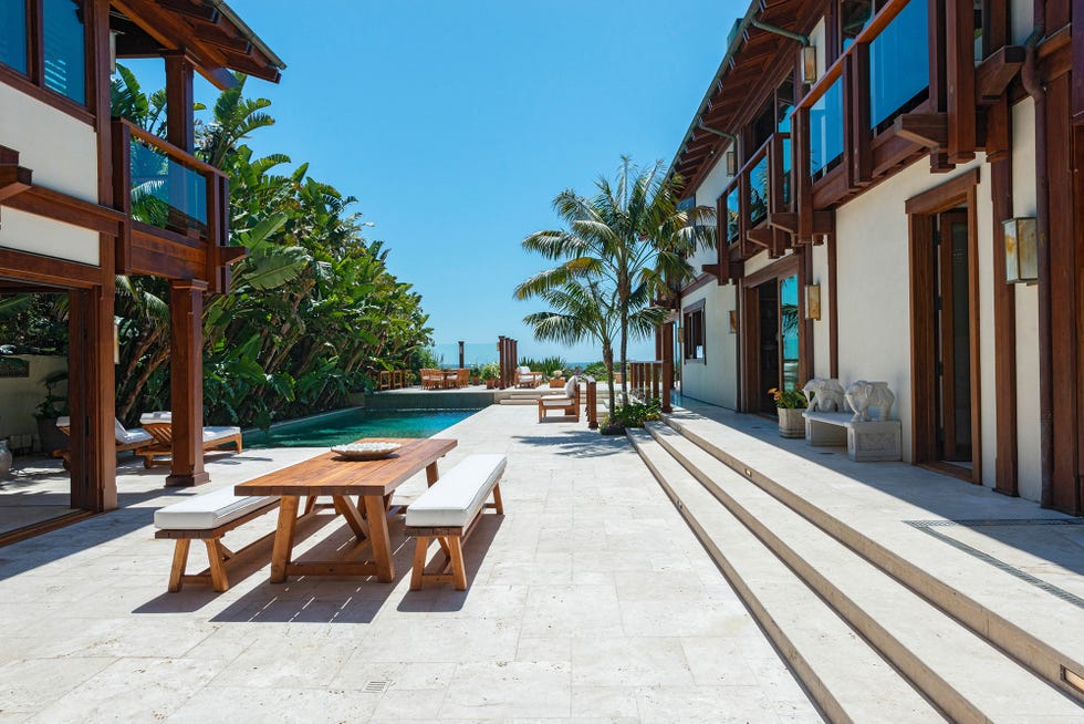terraza con comedor, zona de asientos y piscina