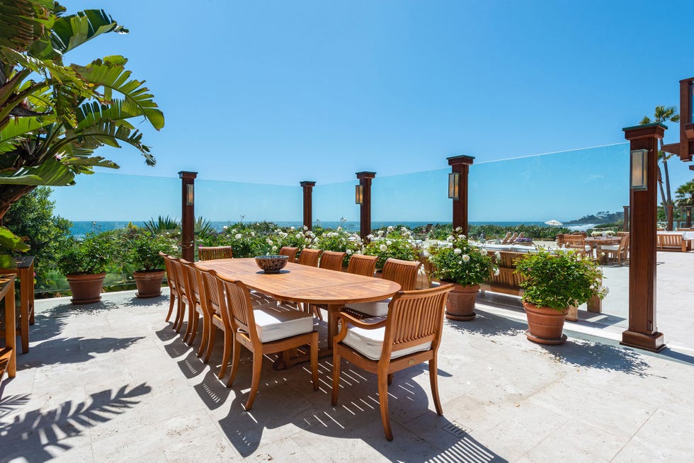 comedor exterior con mesa y sillas de madera