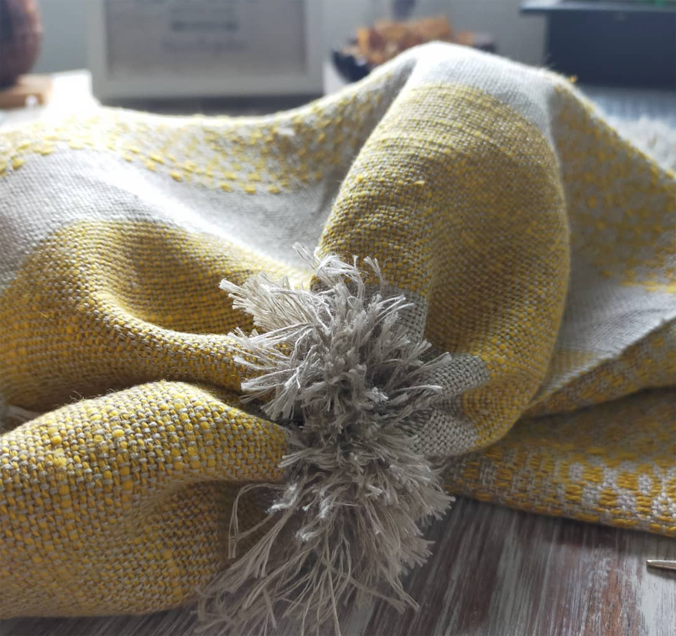 tela de slow loom en lino amarillo y natural con flecos