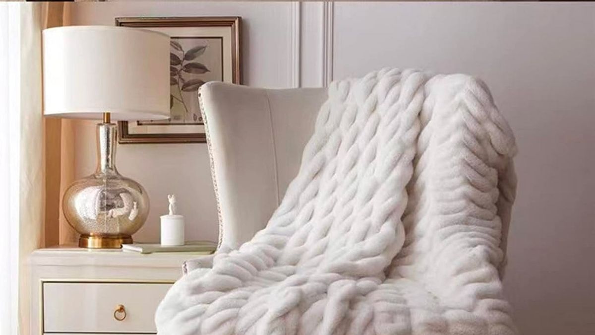 Las 8 mejores mantas para sofá para no pasar frío