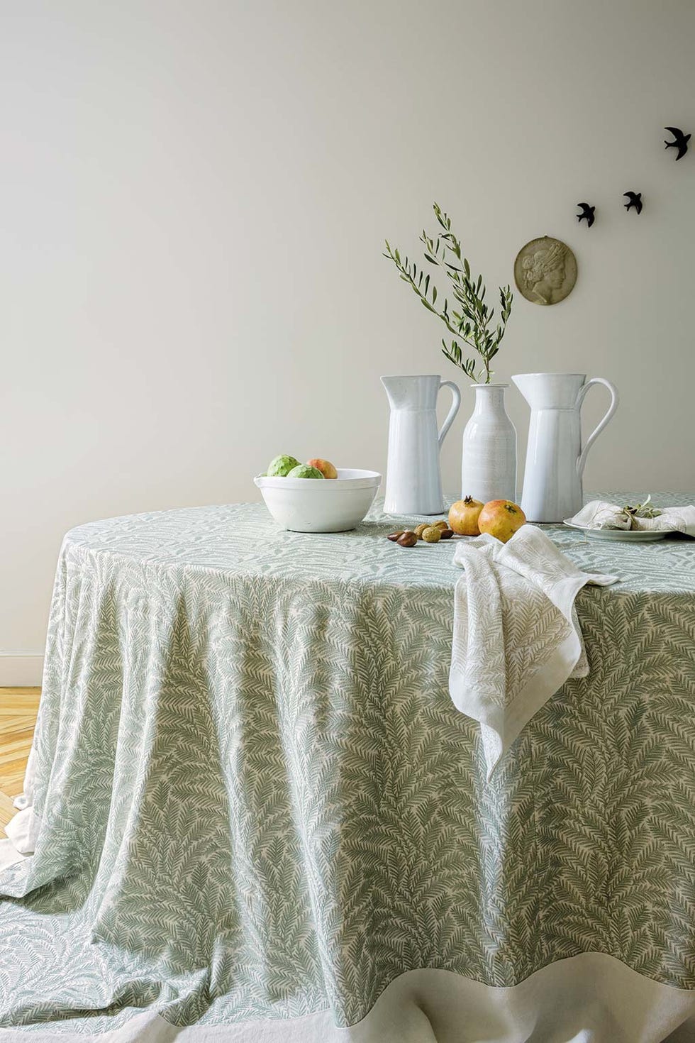 Mesa de comedor con mantel motivos vegetales en los bordados Herbes de la colección Charme, de Pepe Peñalver