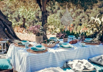 mesa de campo de verano con mantel