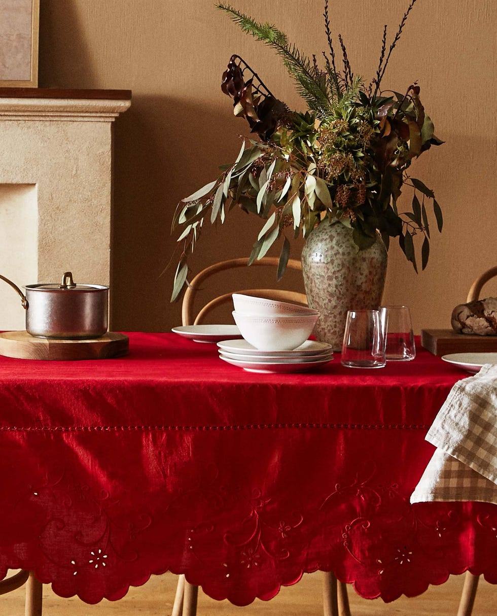 mesa de navidad con mantel rojo bordado