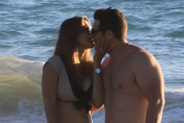 El cantante Manu Tenorio puede presumir de tener una familia que le hace inmensamente feliz. Así lo demostró durante una jornada de sol y playa en la localidad de Sancti Petri, en Cádiz, donde estuvo junto a su esposa, la periodista Silvia Salas, y su pequeño Pedro. 
