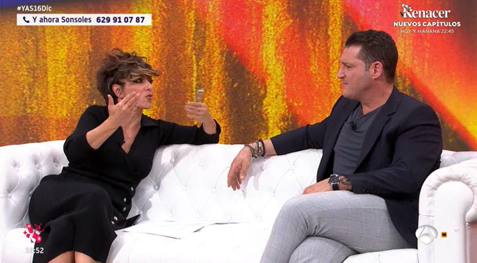 la pareja en el sofa de y ahora sonsoles