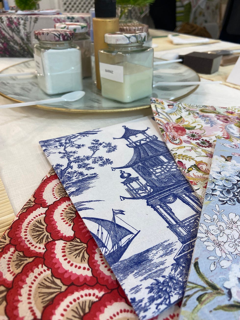 cómo hacer una bandeja de cristal en estilo vintage con una manualidad diy con la técnica decoupage