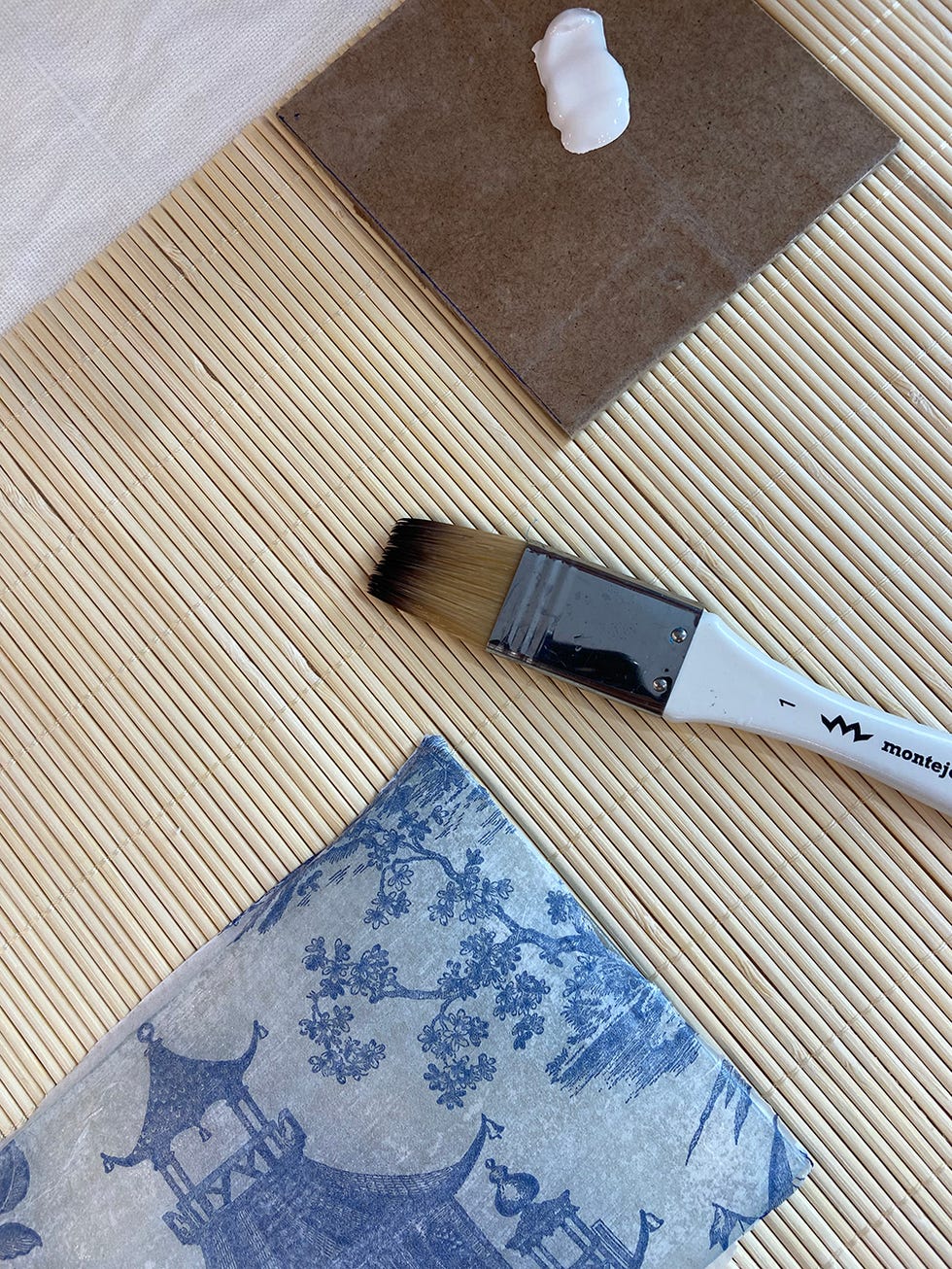 cómo hacer una bandeja de cristal en estilo vintage con una manualidad diy con la técnica decoupage