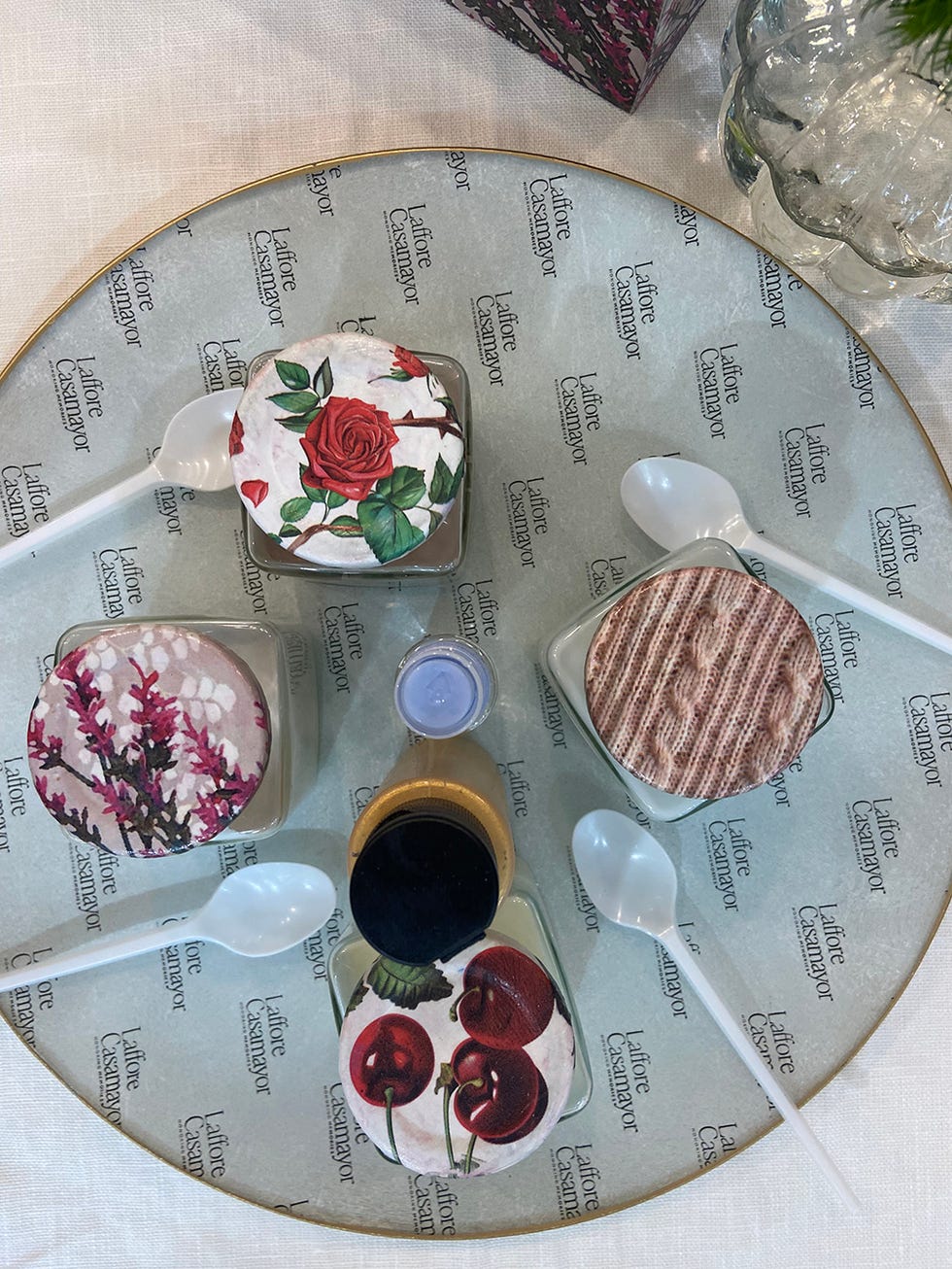 cómo hacer una bandeja de cristal en estilo vintage con una manualidad diy con la técnica decoupage