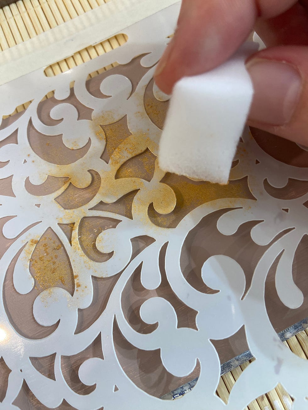 cómo hacer una bandeja de cristal en estilo vintage con una manualidad diy con la técnica decoupage