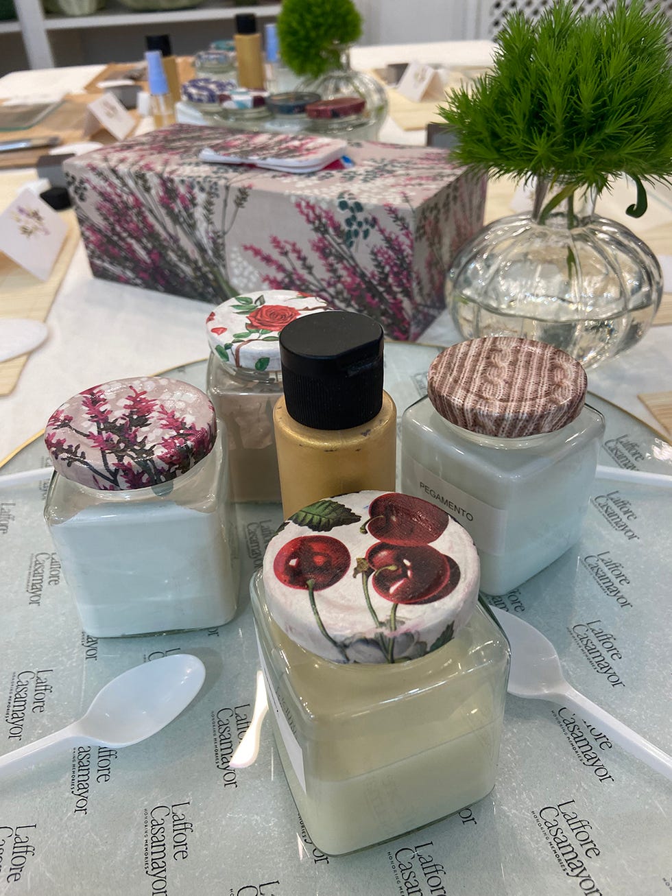cómo hacer una bandeja de cristal en estilo vintage con una manualidad diy con la técnica decoupage