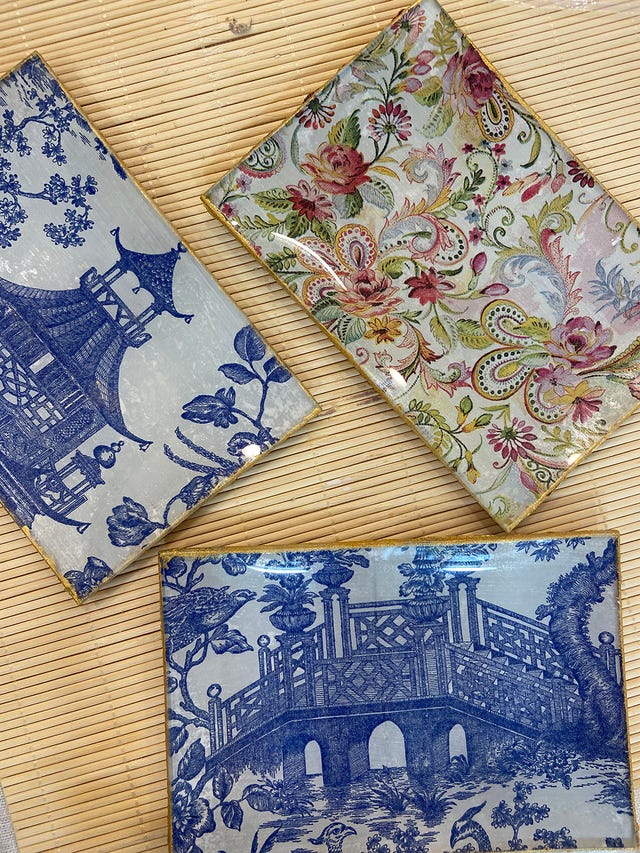 cómo hacer una bandeja de cristal en estilo vintage con una manualidad diy con la técnica decoupage