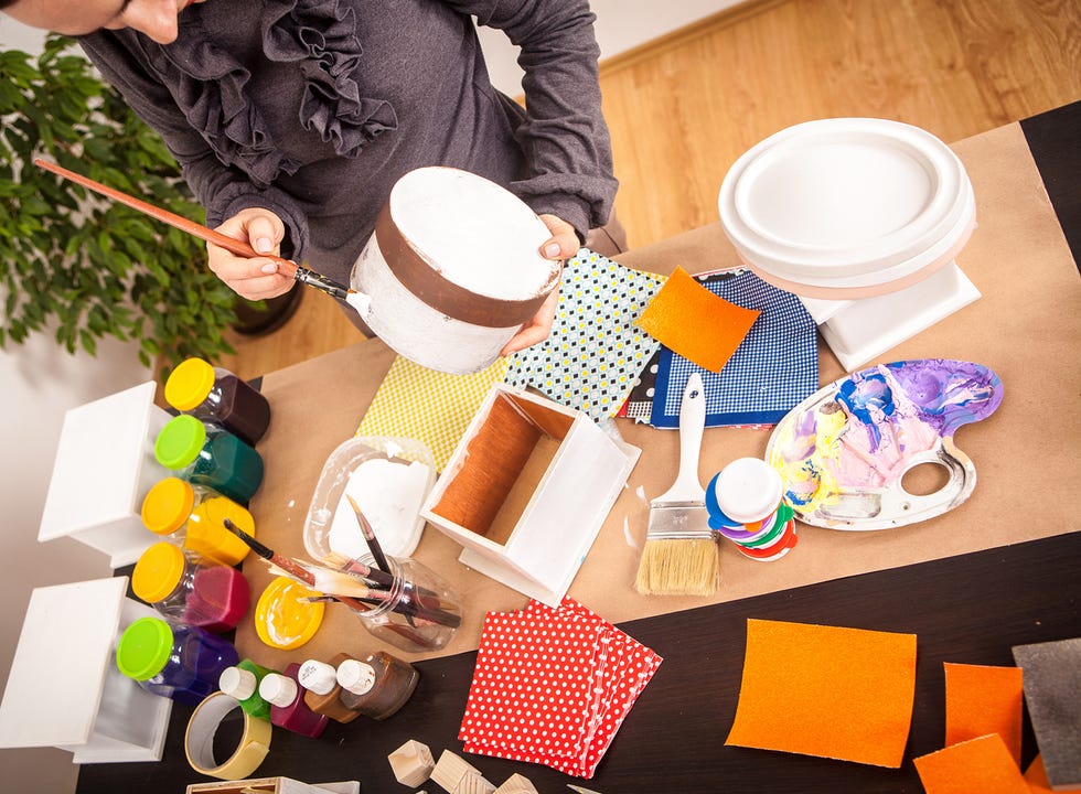 manualidad diy transformar una sarten vieja en una bandeja vintage con un estampado de servilletas de papel