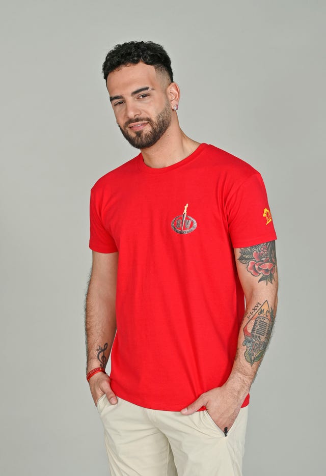 el hijo de raquel bollo con la camiseta oficial del programa