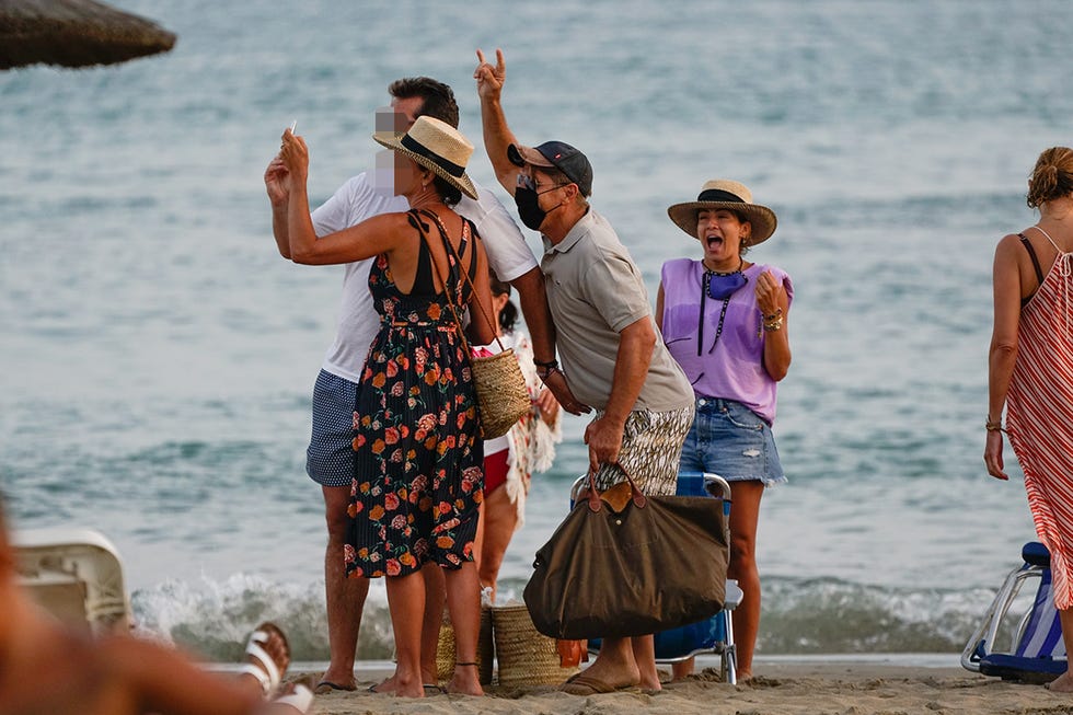 manuel díaz el cordobés, su mujer virginia troconis y su hija, alba díaz, pasan un día de playa en familia en marbella
