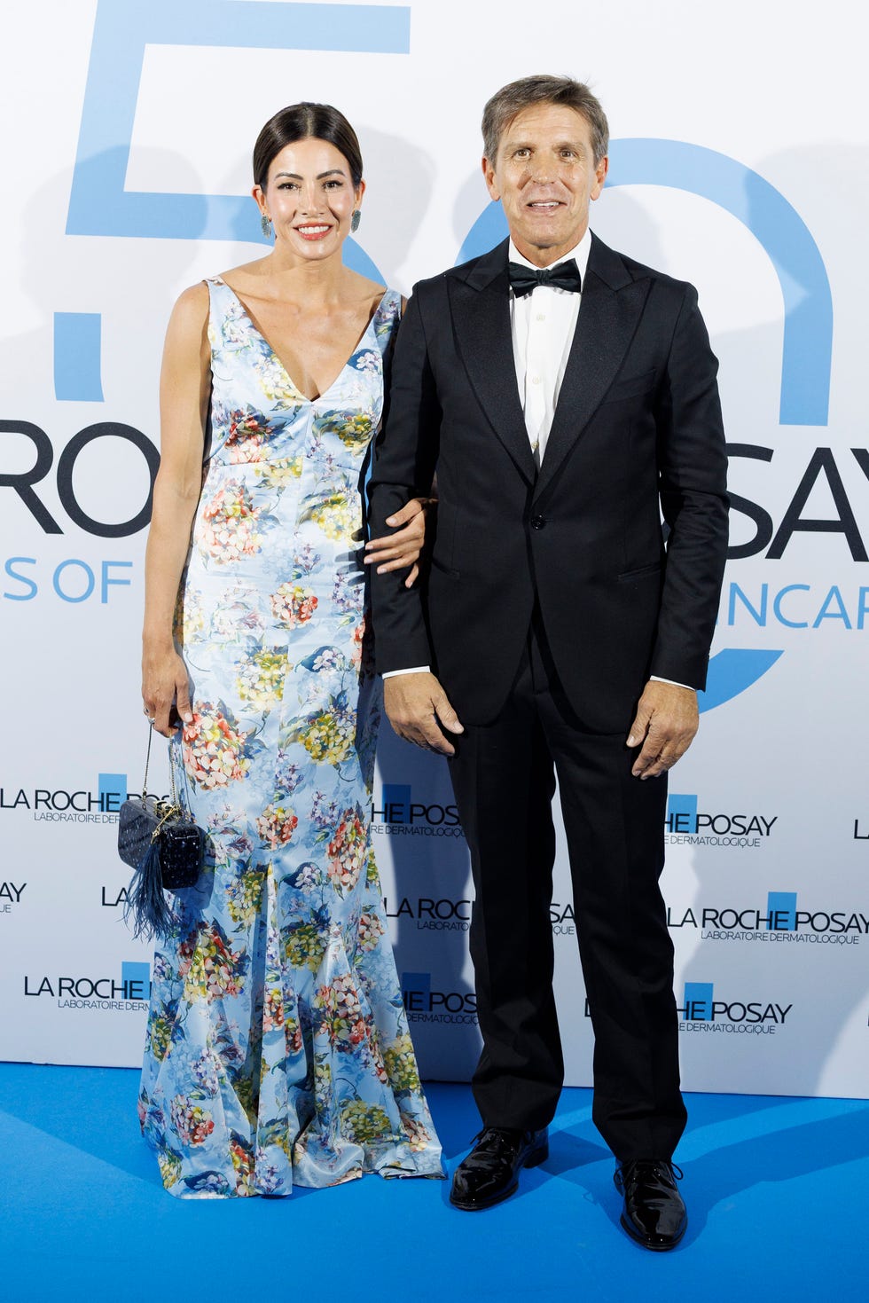 manuel diaz el cordobes y virginia troconis posan juntos en la fiesta de la roche posay