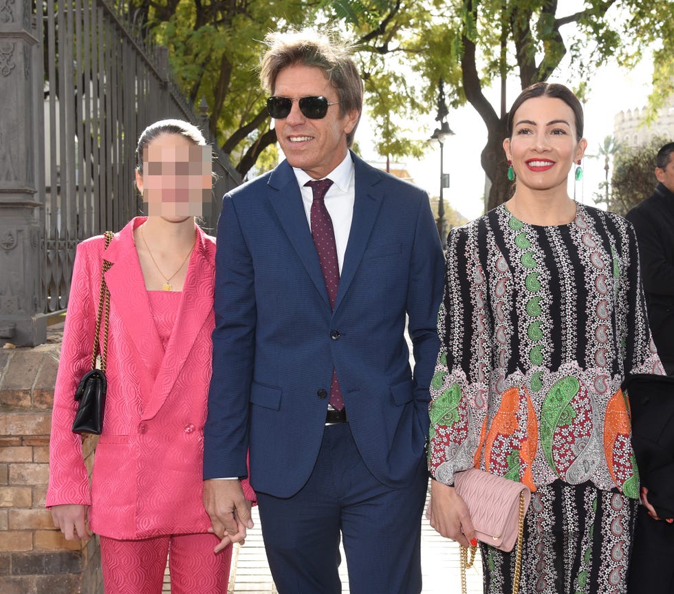 manuel díaz 'el cordobés' acude con virginia troconis y su hija triana a la entrega de medallas de andalucía 2023