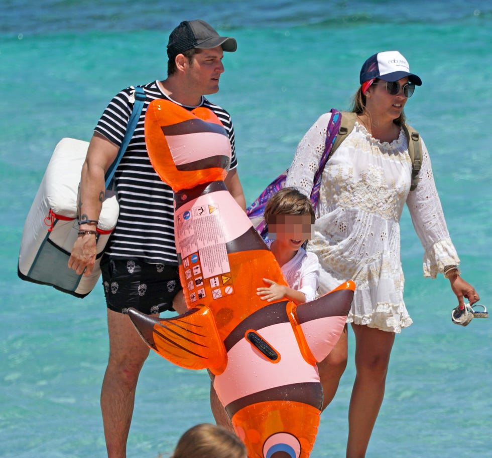Manu Tenorio y su mujer, Silvia Casas, con su hijo Pedro