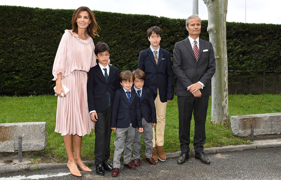 mar flores con su exmarido, javier merino, y sus cuatro hijos, en una imagen de archivo