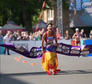 maría pérez celebra su récord del mundo de 35 km marcha