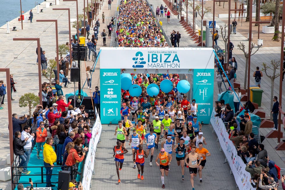 salida de corredores del ibiza marathon 2019