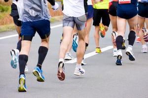 corredores durante una carrera popular