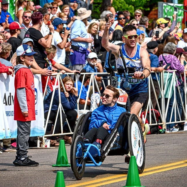 Nuovo record del mondo di maratona spingendo la carrozzina del Team Hoyt