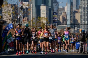 varios corredores en el maratón de brooklyn 2021