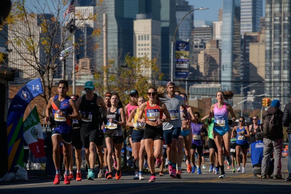 varios corredores en el maratón de brooklyn 2021