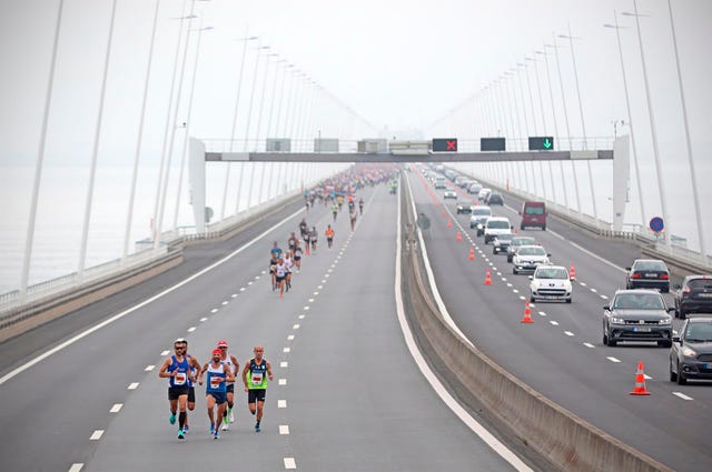 varios corredores recorren el puente vasco de gama durante el medio maratón de lisboa 2021