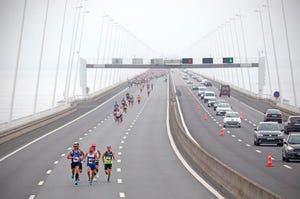 varios corredores recorren el puente vasco de gama durante el medio maratón de lisboa 2021