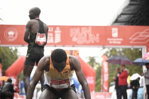 varios corredores acaban fatigados el maratón de málaga 2022