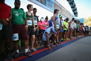 los corredores se preparan en la salida para un maratón en miami