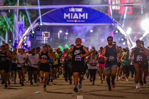 varios corredores en el maratón de miami 2023