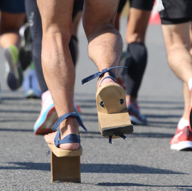 patrón Elegibilidad Comunismo Un japonés corre en 3:28 un maratón con sandalias de madera
