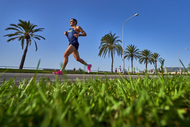 un hombre corre durante la zafiro palma marathon en mallorca