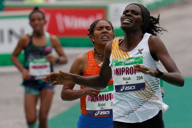 kenyas helah kiprophelah kiprop gana al sprint el maratón de parís 2023 por delante de anmut