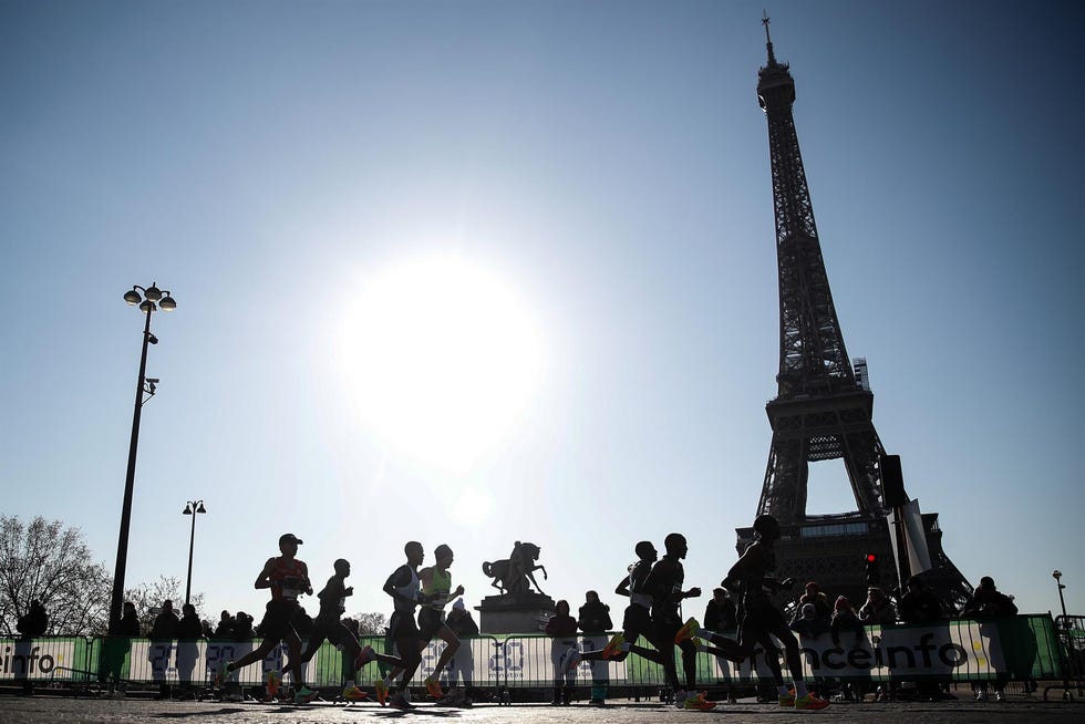 varios corredores compiten en el maratón de parís 2022 delante de la torre eiffel