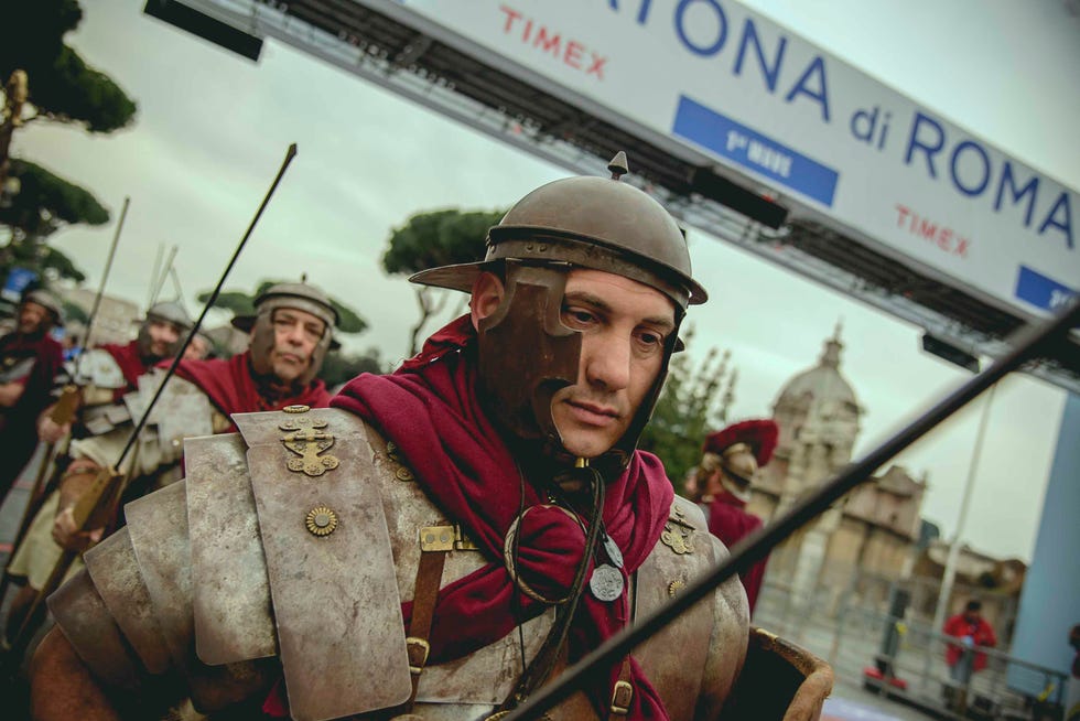 Los gladiadores de la meta del maratón de Roma de 2020, este año renombrada como Run Rome The Marathon.