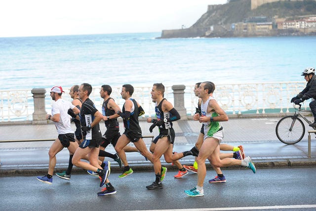 corredores en la carrera popular zuich maraton san sebastian