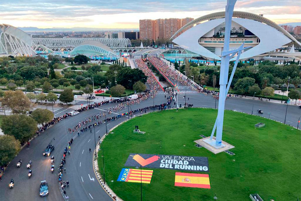 preview for Más de 12.000 runners terminan el maratón de Valencia 2021