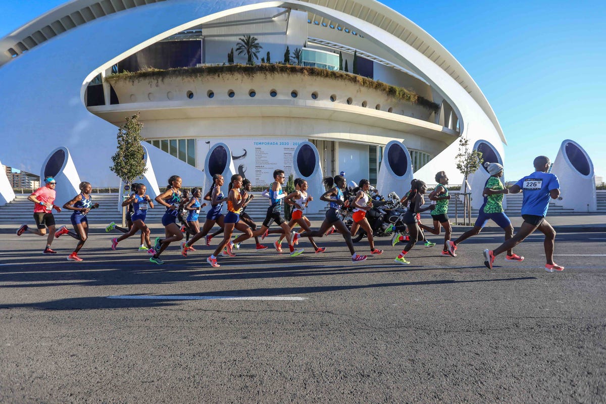 preview for Más de 12.000 runners terminan el maratón de Valencia 2021