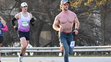 el youtuber truett hanes corriendo con vaqueros