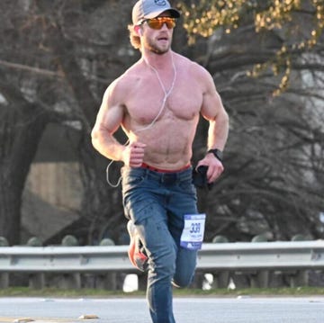 El youtuber Truett Hanes corriendo con vaqueros el youtuber truett hanes corriendo con vaqueros