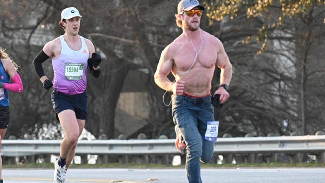 el youtuber truett hanes corriendo con vaqueros