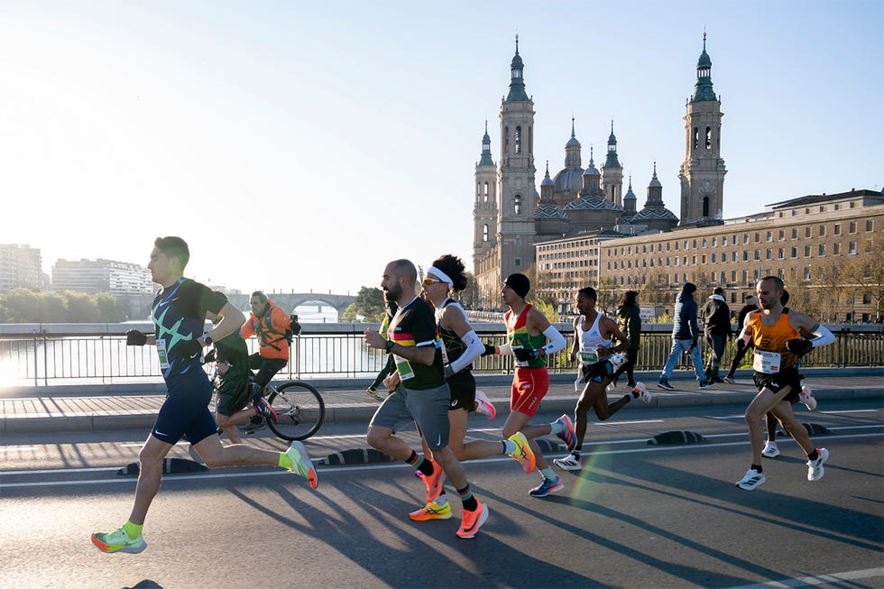 atletas corriendo el mannfilter maratón de zaragoza caixabank de 2022